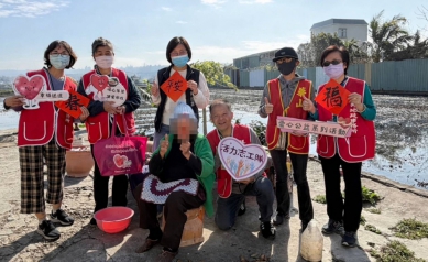 行善傳愛 龍井地政所年菜傳愛 結合防詐宣導守護長輩財產