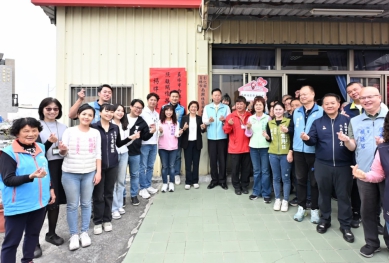 員林南興社區關懷據點成立，王縣長等人揭牌。（照片縣府提供）