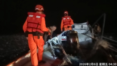 膠筏遭側浪打翻｜臺東海巡迅速救援，2漁民自行上岸脫困！