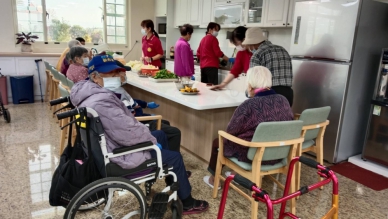 過年期間永靖鄉葳群長照持續接受民眾請託，協助照顧家中長輩。（照片記者林碧珠攝）