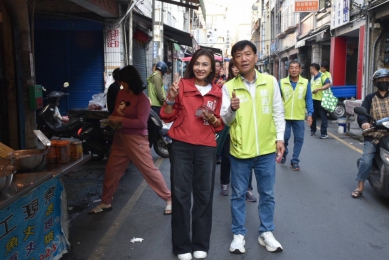 立委邱議瑩陪高市議員參選人蔡昌達林園掃街