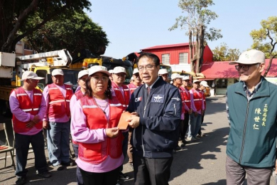 黃偉哲慰勞工務英雄 年前送暖致贈「金馬伍吉」紅包