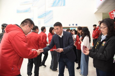 縣長鍾東錦伉儷發馬年福袋向員工賀新春 承諾打造苗栗成為幸福宜居城市