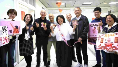 嘉義市長黃敏惠分送春節紅包 祝福同仁「粉紅超馬 幸福加碼」迎新年！