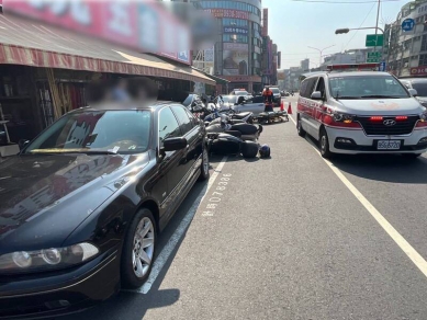 何姓男子酒駕撞擊11輛汽機車受傷送醫