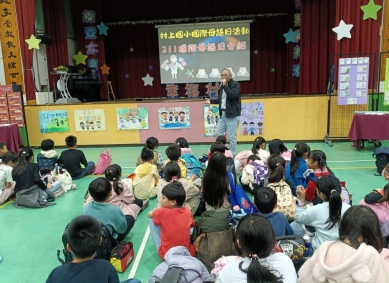 村上國小「三語科學閱讀營」，校長黃宏田解說「國際母語日」。（照片村上提供）