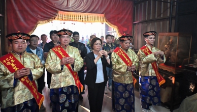 彰化縣長王惠美前往芬園鄉社口角迎天公。（照片縣府提供）