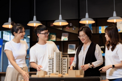 王縣長（右2）關心青年創業，希望符合資格的青年儘速申請。（照片縣府提供）