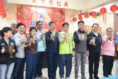 興仁懋靈殿元宵活動熱鬧登場  興仁懋靈殿元宵活動以乞龍蝦及親子擲筊聞名，今年除原有的乞龜、乞發財金、乞龍蝦及特色市集外，更將親子擲筊區創新轉型為免費親子遊戲區，規劃釣龍蝦、共乘搖搖馬及跳跳馬等互動體驗，活動自2月28日起至3月4日止。