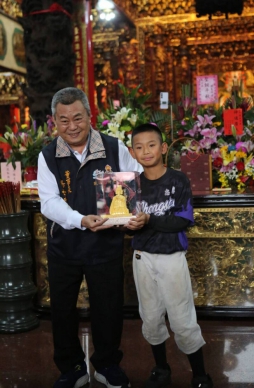 高雄小五男童14聖杯破紀錄贏得市值50萬「金關帝」