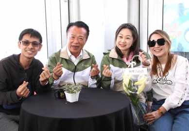 白色情人節浪漫加碼 縣長翁章梁夫婦在2026台灣燈會「啡嚐嘉義館」 親自送上遊客阿里山百合花束祝福〜