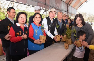 植樹節「原地扎根、韌性森活」縣長鍾東錦種羅漢松 鼓勵植樹護地球