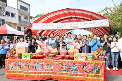 彰化縣府撥款改善員林市圓林園東邊4處瓶頸路口，王縣長（前排中）率賴代市長及民代開工祈福。（照片公所提供）