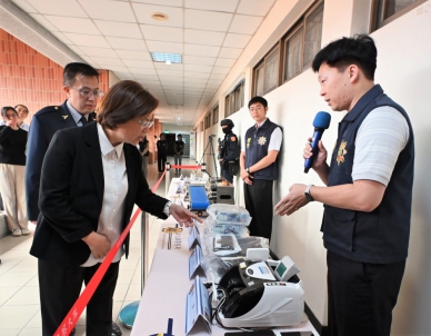 彰化縣警方公布今年打詐成果，縣長王惠美仔細檢視。（照片縣府提供）