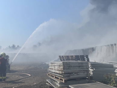 太陽能板戶外暫置場火警   縣長周春米：徹查失火原因 必要時重罰