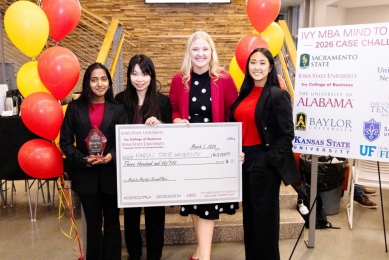 嘉大資管系碩士生蔡亞洳  赴美修習雙聯學位表現亮眼  勇奪國際商業個案競賽第二名