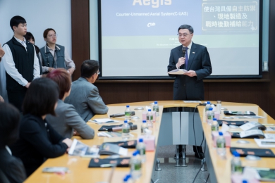 行政院長卓榮泰(發言者)由立委陳素月陪同參訪「為升電裝」公司。(照片陳素月團隊提供)