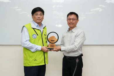 澎縣府召開主管工作會報　模範公務人員陳富宗分享數位轉型與資安治理成果  林皆興表示，面對數位時代快速發展與AI技術應用日益普及，公部門更應積極導入科技工具，提升行政效能與服務品質，並從民眾需求出發，打造便捷、即時且安全的公共服務環境。他肯定陳富宗科長帶領團隊，突破跨機關協作、人力及預算資源限制等，成功建立整體性數位治理架構，為縣府推動智慧政府奠定重要基礎。