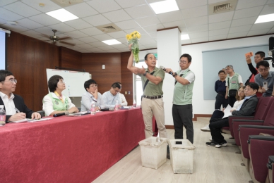 立委陳素月邀產、官、學界團隊，聆聽田尾鄉花農心聲。（照片陳立委團隊提供）