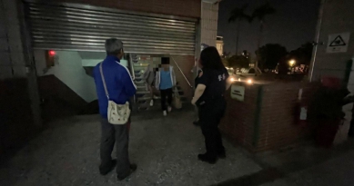 兩名學生相偕返母校探望師長  再相約校舍聊天忘我  鐵捲門關閉受困    公園所警連絡校方助脫困