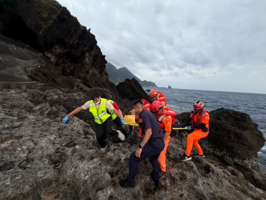 蘭嶼人面岩釣客礁岸跌傷｜警消海巡協力救援送醫