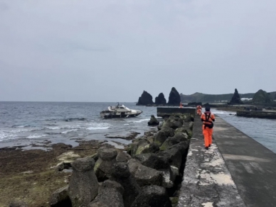 綠島娛樂漁船岸際擱淺 |海巡即時救援26名船員、遊客脫困!