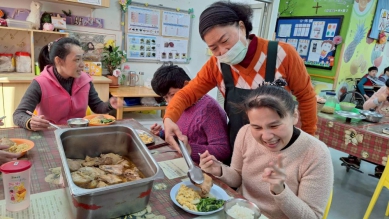 頂新和德基金會「食公益捐助計畫」，用來協助喜樂保育院添購雞胸肉等高蛋白食材。（照片頂新提供）