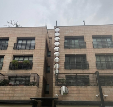 誇張！透天「掛起10個凸面鏡」化解「壁刀煞」