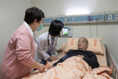 抗癌10年的鬥士（右）。（照片彰基提供）