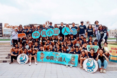 中興國小小鐵人登場 黃健忠到場見證畢業生三項挑戰全數完賽  校長鄭文健表示，中興小鐵人活動推動已逾十年，為畢業班重要學習安排之一，強調透過實作歷程培養學生體能、紀律與自我管理能力。他指出，活動從規劃到執行，結合課程理念與在地資源，學生在參與過程中不僅完成體能挑戰，也在同儕與師長陪伴下累積面對困難與持續完成任務的經驗，體現教育現場所重視的核心素養。