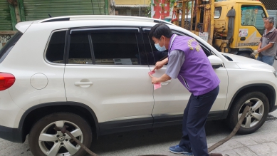 法務部彰化執行分署執行「車輛路邊停車通報查封」專案。（照片分署提供）