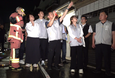 嘉義市大雅路二段民宅火警 波及2戶3人不幸罹難 市長黃敏惠連夜趕赴現場關心 並責成市府全力協助