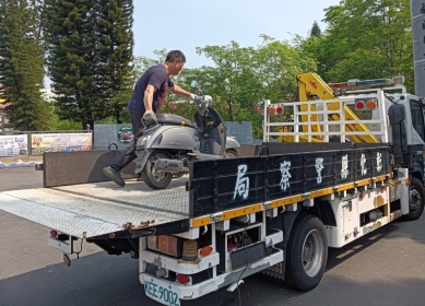 機車未保強制險遭註銷牌照仍違規行駛，通知交警拖吊。（照片監理站提供）