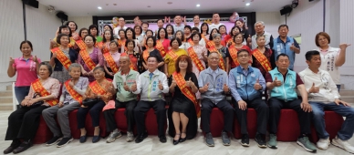 永靖鄉長魏碩衛（前排中）表揚全鄉模範母親。（照片公所提供）