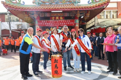 名間鄉福興宮遶境登場 許縣長參香點起碼炮