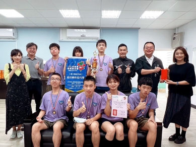 離島孩子站上全國舞台！澎湖海事勇奪甲級特優 黃健忠到校頒獎喝采  校長顏嘉禾表示，從離島跨海參加全國性比賽，對學生而言是一段難得的人生歷程。每一個動作的背後，都是反覆練習與堅持不放棄的累積，看見孩子們在舞台上展現自信、綻放光芒，是教育工作最珍貴的回報。