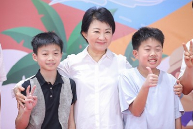 盧秀燕市長表揚1,300名模範暨健康兒童 溫馨獻上「市長抱抱」鼓勵學子