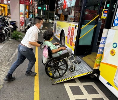 從輪椅乘客到高中生感謝信！中市交通局點亮候車燈 公車駕駛暖心接送