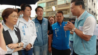 「逢雨即淹」，員林新生路設雨水下水道， 王縣長視察（左），賴市長（右）簡報。（照片記者林碧珠攝）