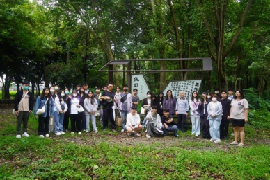 張加佳（二排右7），帶領學生走進吳晟（二排右6）的「純園」。（照片大葉提供）