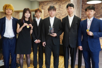 大葉曾宇正同學（右）獲「最佳領袖」獎，謝茵如老師（左2）獲「最佳指導」獎。（照片大葉提供）