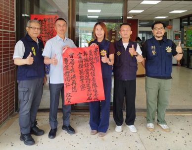 全國模範警察邱婉婷（右3），獲員林警分局長（左2）和同事的讚佩。（照片分局提供）