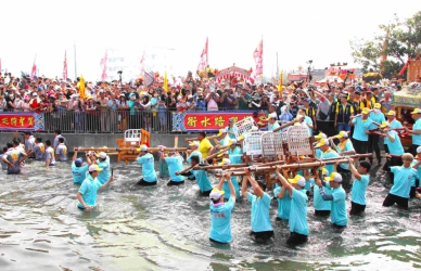 嘉義縣布袋新塭「衝水路、迎客王」熱鬧登場！ 吸引各地信眾共襄盛舉〜