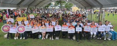 國際獅子會300D1區與弘道舉辦「親子公益市集」,王縣長(前排中)國外考察甫回國就參加。(照片弘道提供)