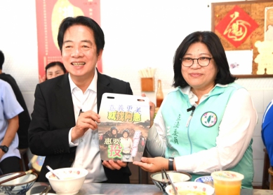 嘉義市立委王美惠帶路總統賴清德品嘗早午餐店 驚喜獲賴總統親送「嘉義更美、就找阿惠」標語特制機車擋泥板！
