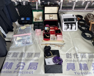 彰化檢警聯手偵破「網路假結婚真詐騙」案，查扣金飾和現金。（照片檢方提供）
