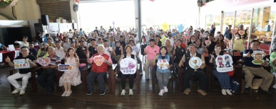 移工、外國勞工歌唱比賽暨法令宣導，王縣長（前排中）到場鼓勵。（照片縣府提供）　