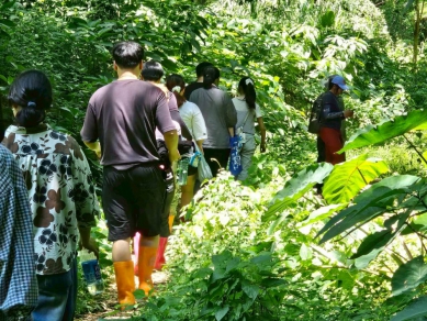 大葉環教中心帶領設計學院同學進入石牌社區進行生態踏查。（照片大葉提供）