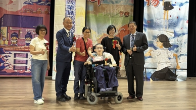 嘉義高商郭健安同學  罹患裘馨氏肌肉萎縮症不向命運低頭　父子攜手求學路有洋蔥  獲頒總統教育獎
