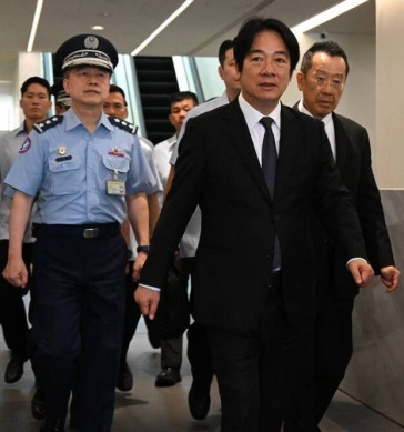 賴清德赴空軍殉職飛官靈堂致哀